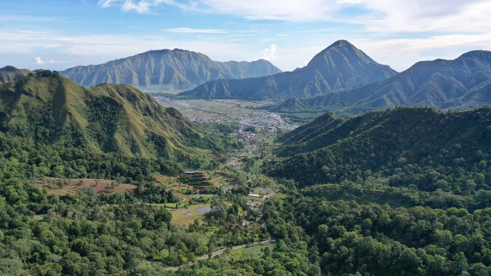The Sembalun valley below the ridges of Rinjani